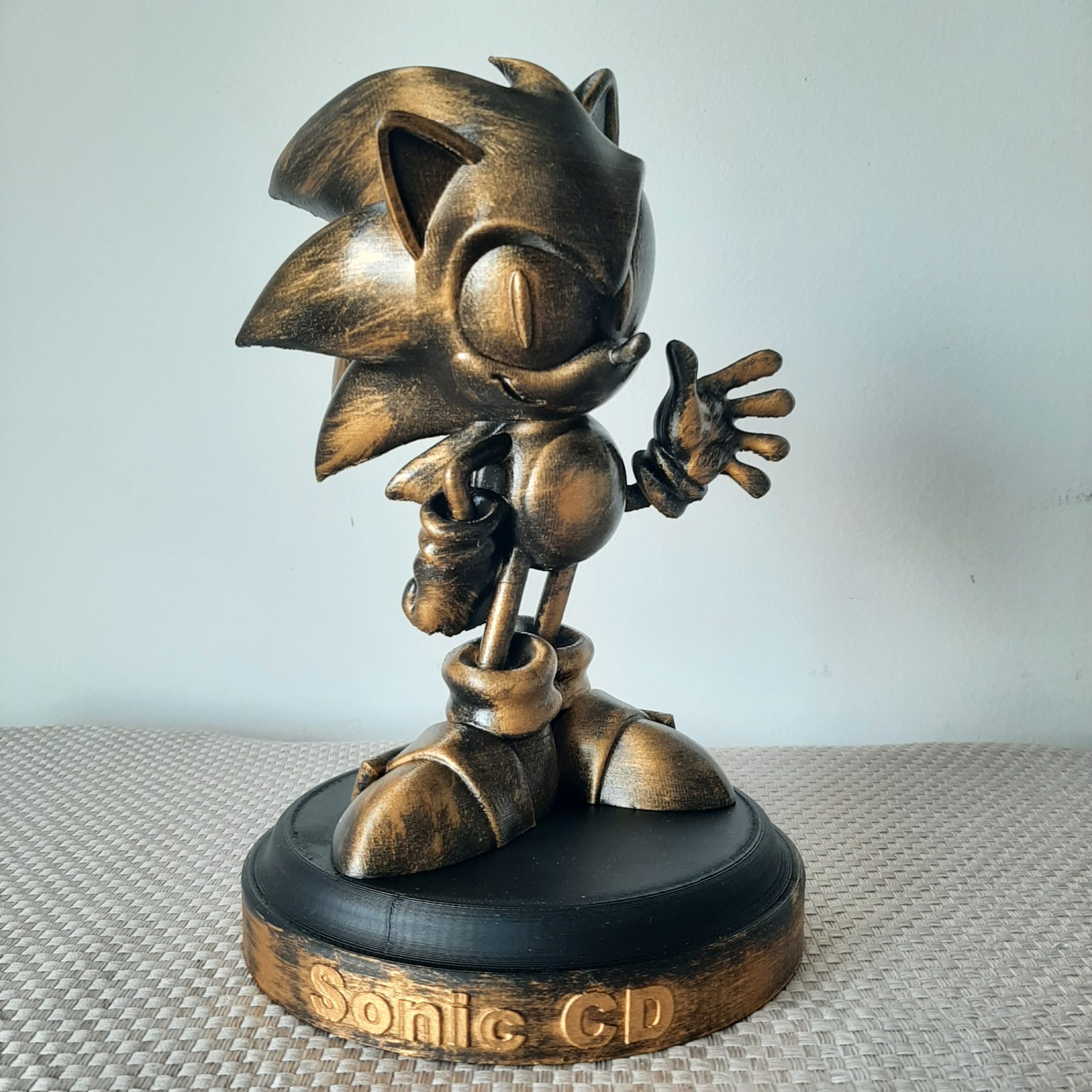 SONIC CD em Polímero Pintado em Ouro Velho - 22cm - Image 3