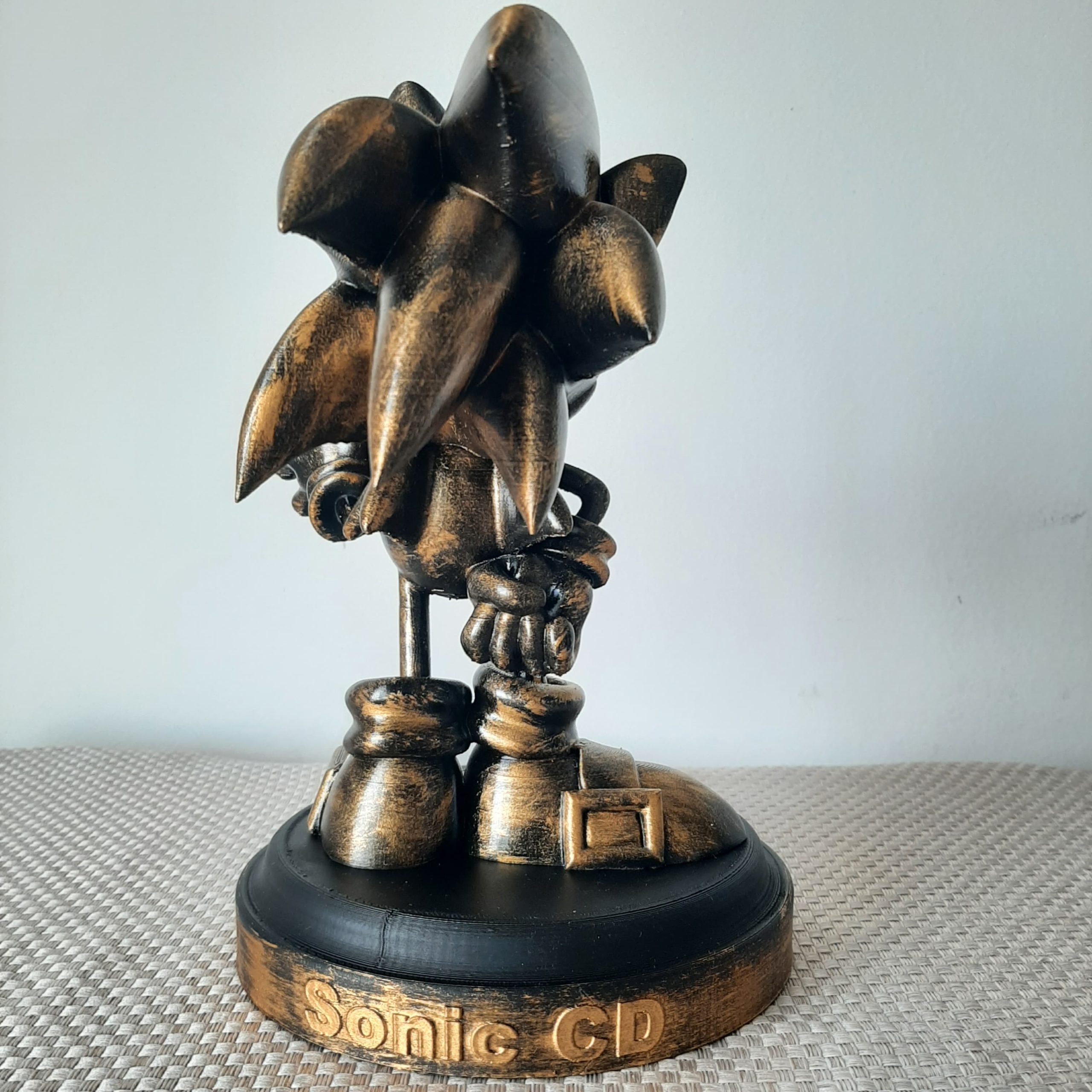 SONIC CD em Polímero Pintado em Ouro Velho - 22cm - Image 4